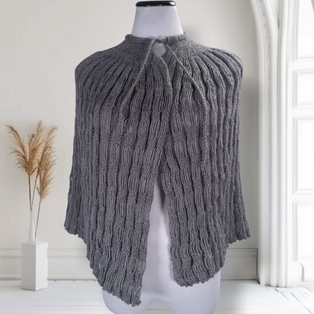 Vintage 40s Gray Drop Stitch Knitted Cape Capelet Shoulderette Finished
